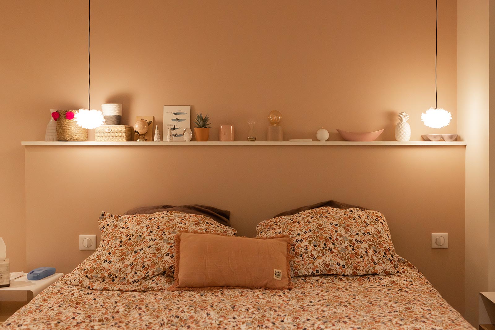 Tête de lit en médium à peindre avec interrupteurs intégrés – menuiserie sur-mesure Ploemeur